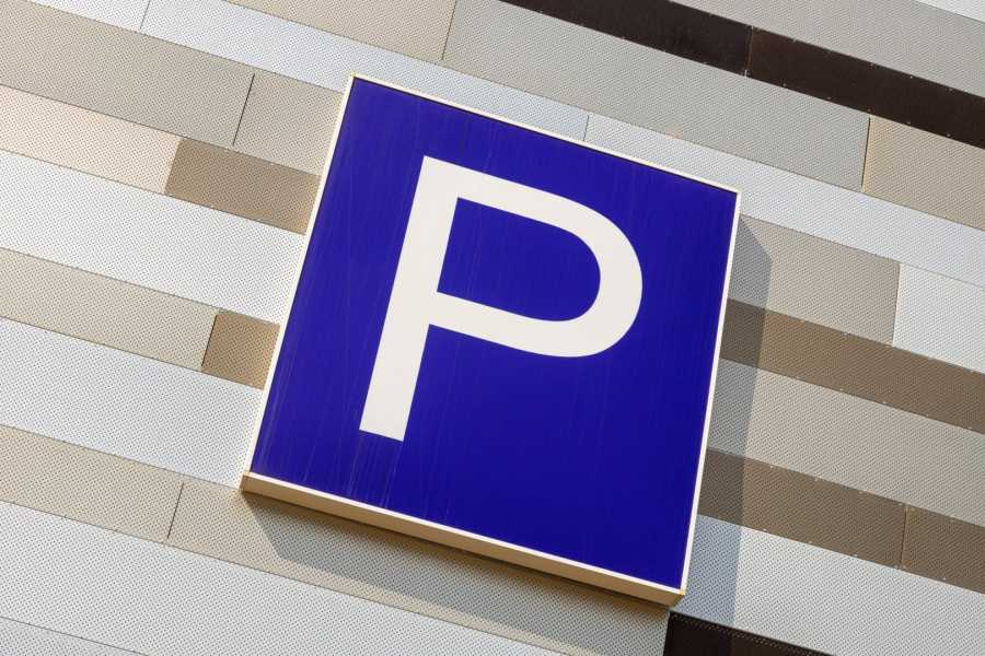Nya parkeringsbestämmelser i Italien: mer anpassningsbara tidsgränser, dubbelt betalningsbelopp och böter för försenade parkeringsavgifter.