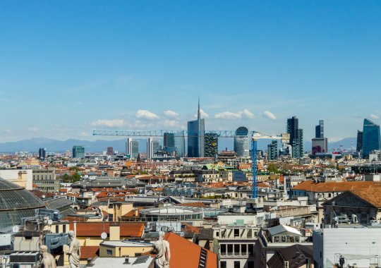 Nybyggmarknaden i Italien: priserna ökade med 4,9 % under de första sex månaderna 2026. Försäljningen av nya bostäder visade enastående dynamik under första kvartalet (+8,6 % i hela Italien). Milan och Rom bekräftade sin position som de mest kostsamma städerna, medan Bologna hade en historisk tillväxt både i priser (+8,4 %) och transaktionsvolym. F