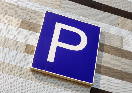 Nya parkeringsbestämmelser i Italien: mer anpassningsbara tidsgränser, dubbelt betalningsbelopp och böter för försenade parkeringsavgifter.