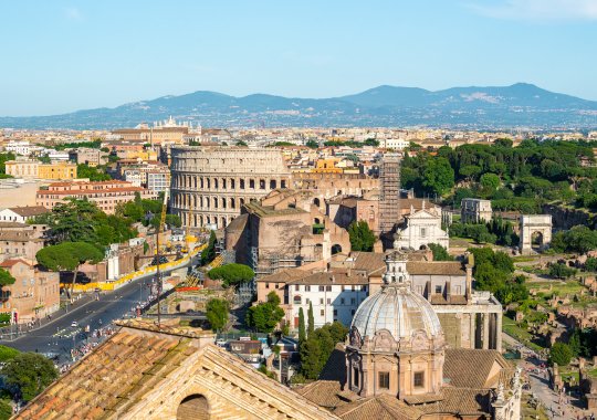 Italienska exklusiva bostäder överträffar världstrender: Hur ekonomiskt osäkra Milano och Rom hanterar situationen.