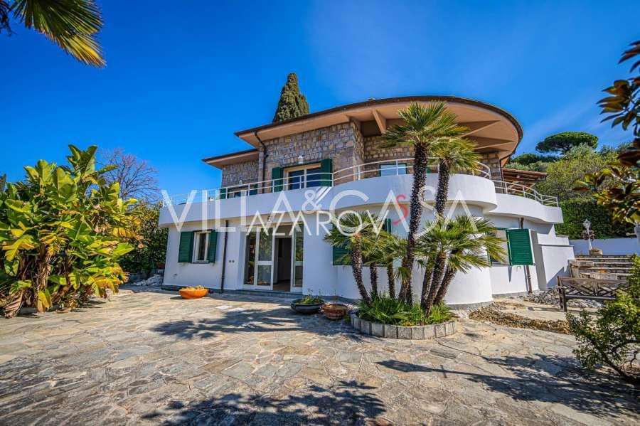 Villa i Bordighera med panoramautsikt över havet och Monaco.