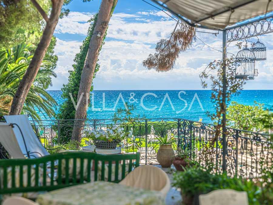 Lyxvilla med strandnära läge i Diano Marina.