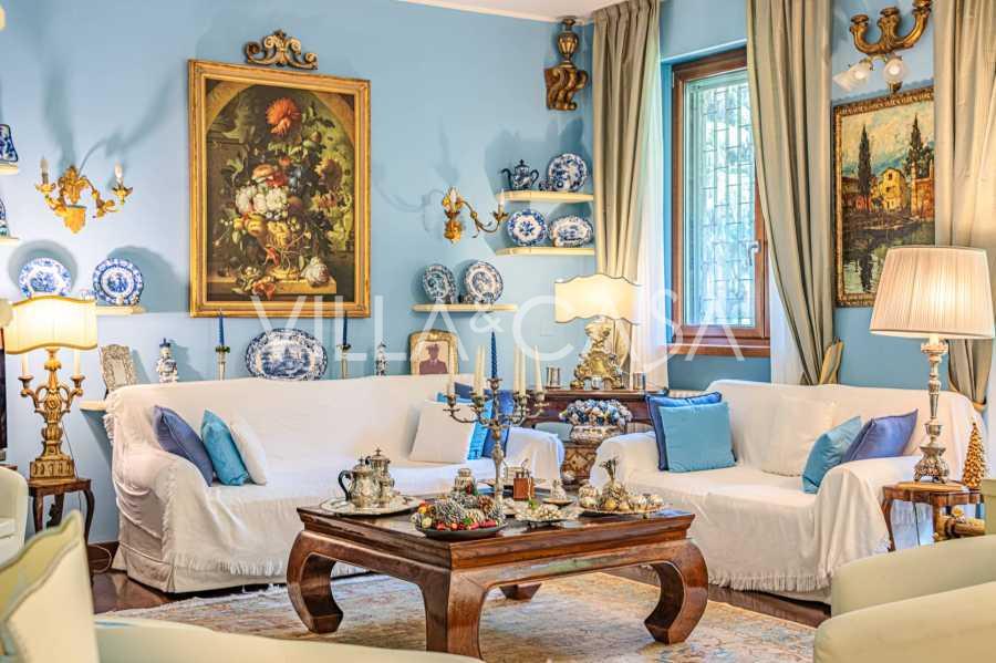 Fyra-rumslägenhet med elegant design i Milano.