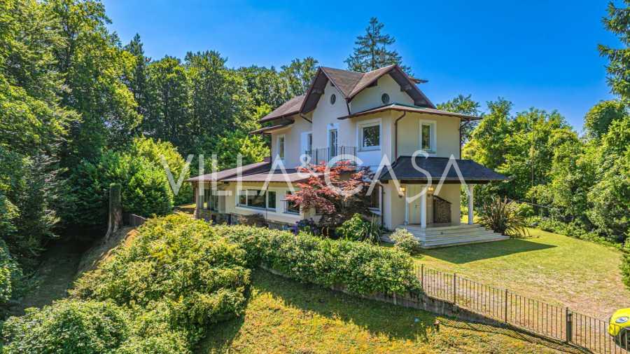 Exklusiv villa vid Lago Maggiore i Stresa till salu