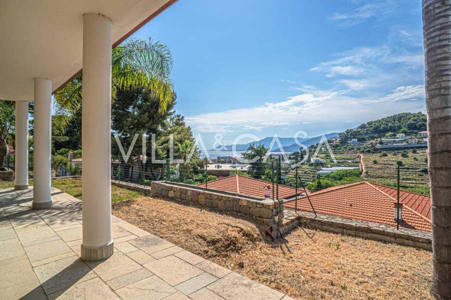 Modern villa med havsutsikt i Bordighera