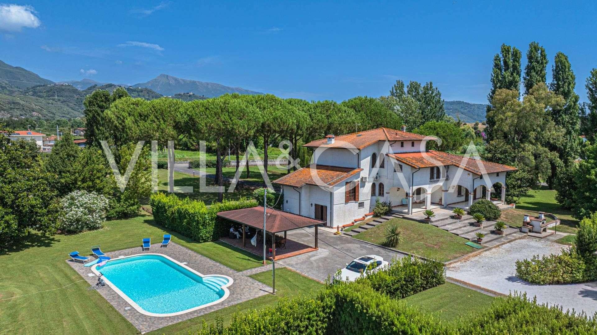 Villa med pool i Pietrasanta till salu