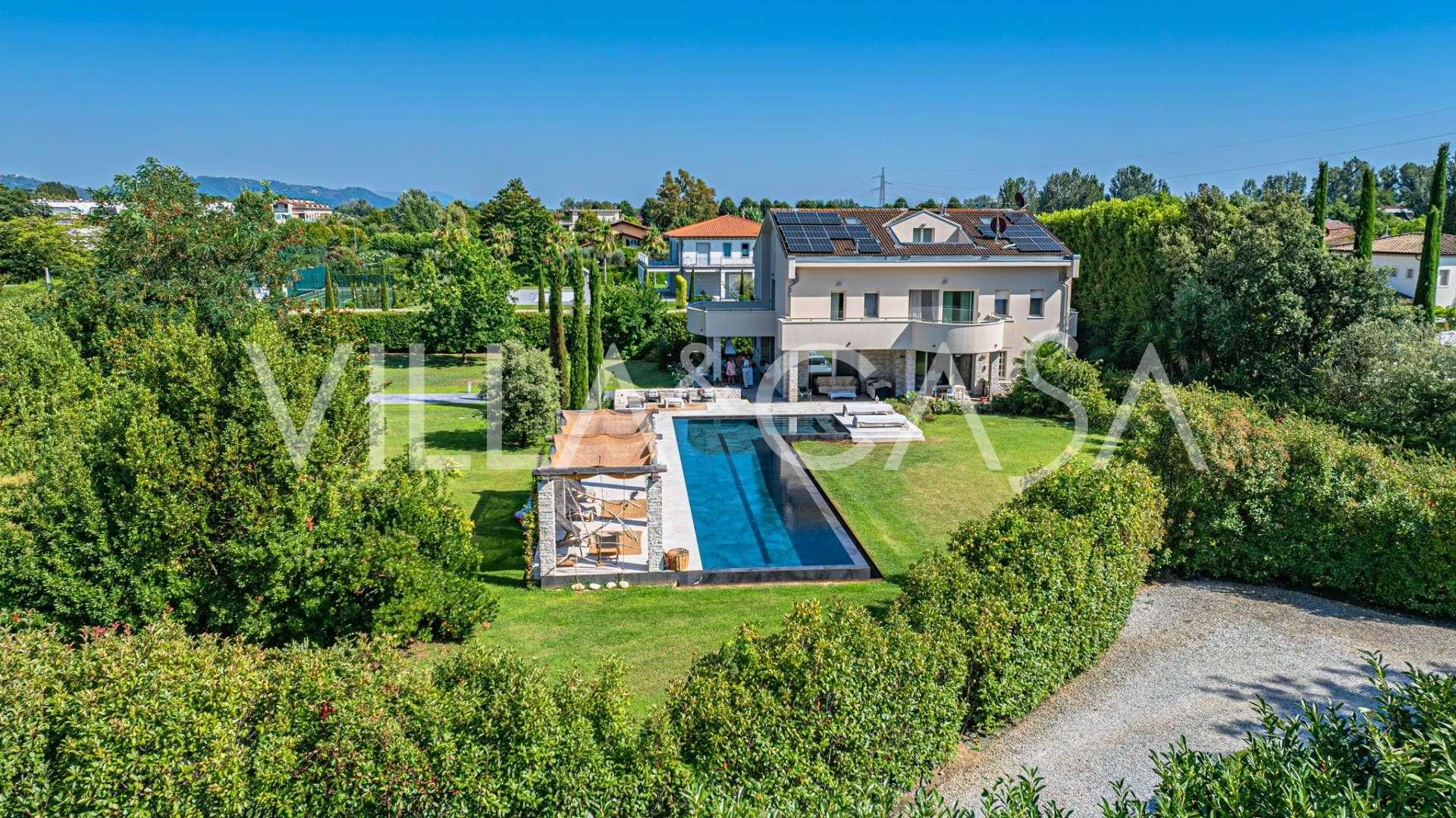 Villa med pool i Forte dei Marmi till salu
