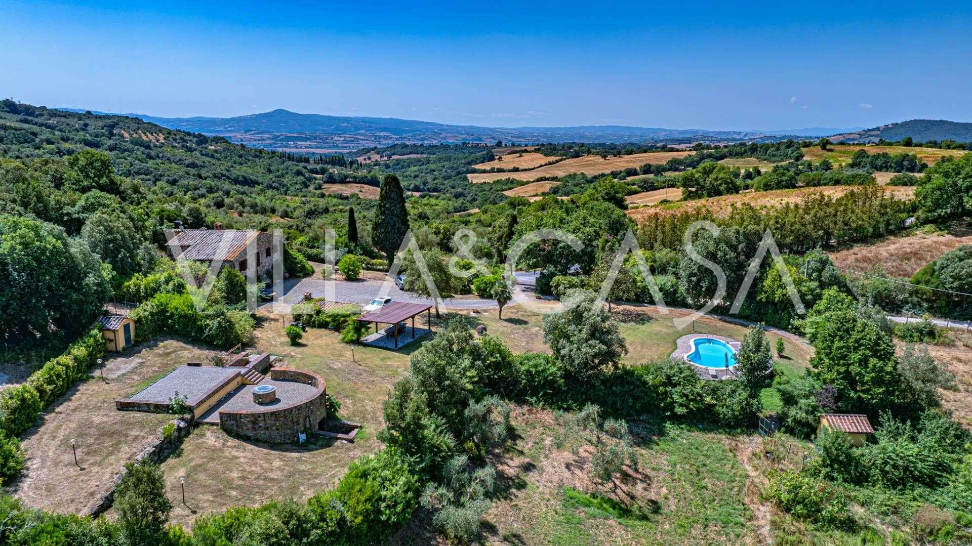 Villa med pool och sjö i Toscana till salu