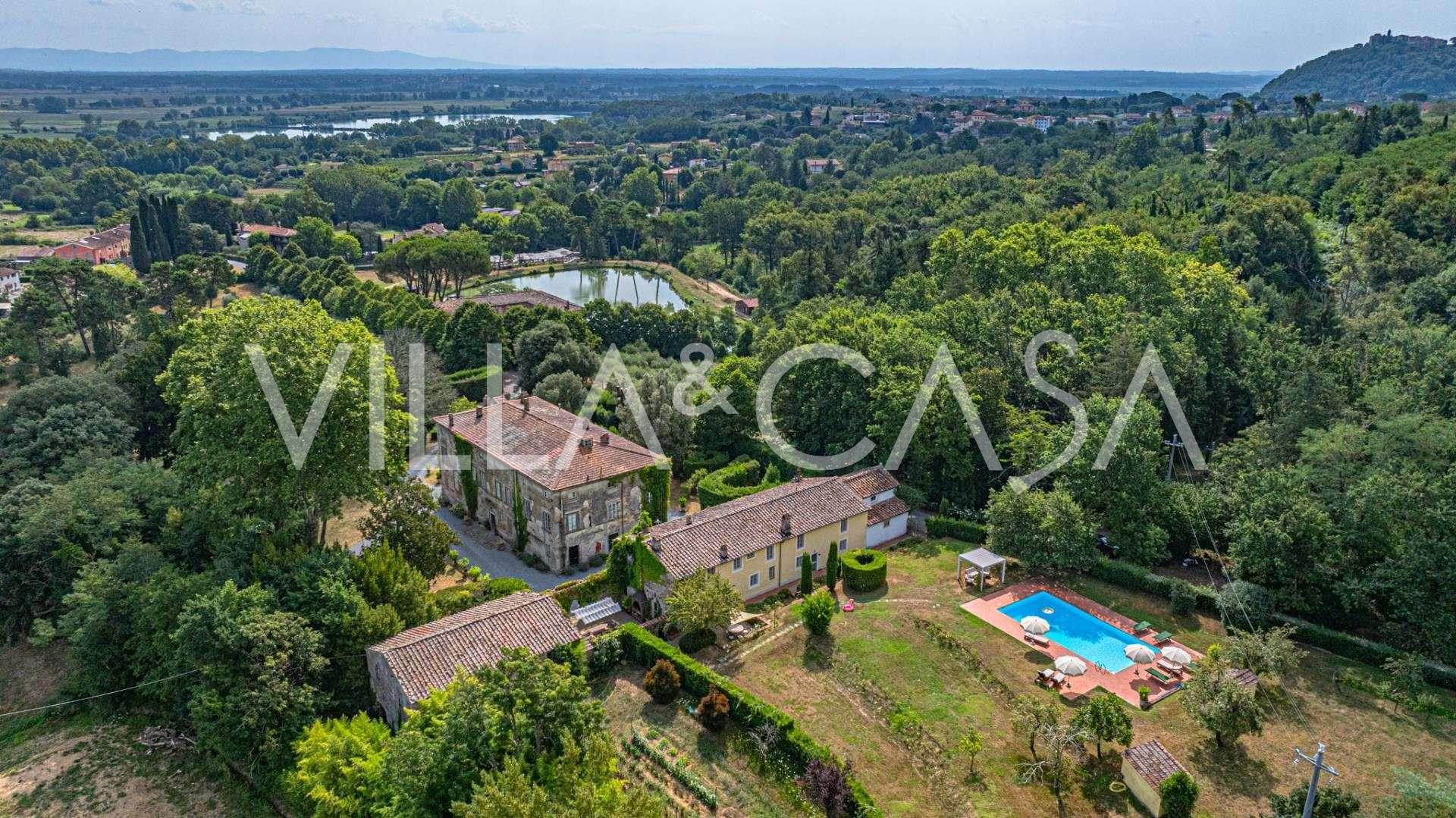 Villa med vingårdar i Lucca till salu