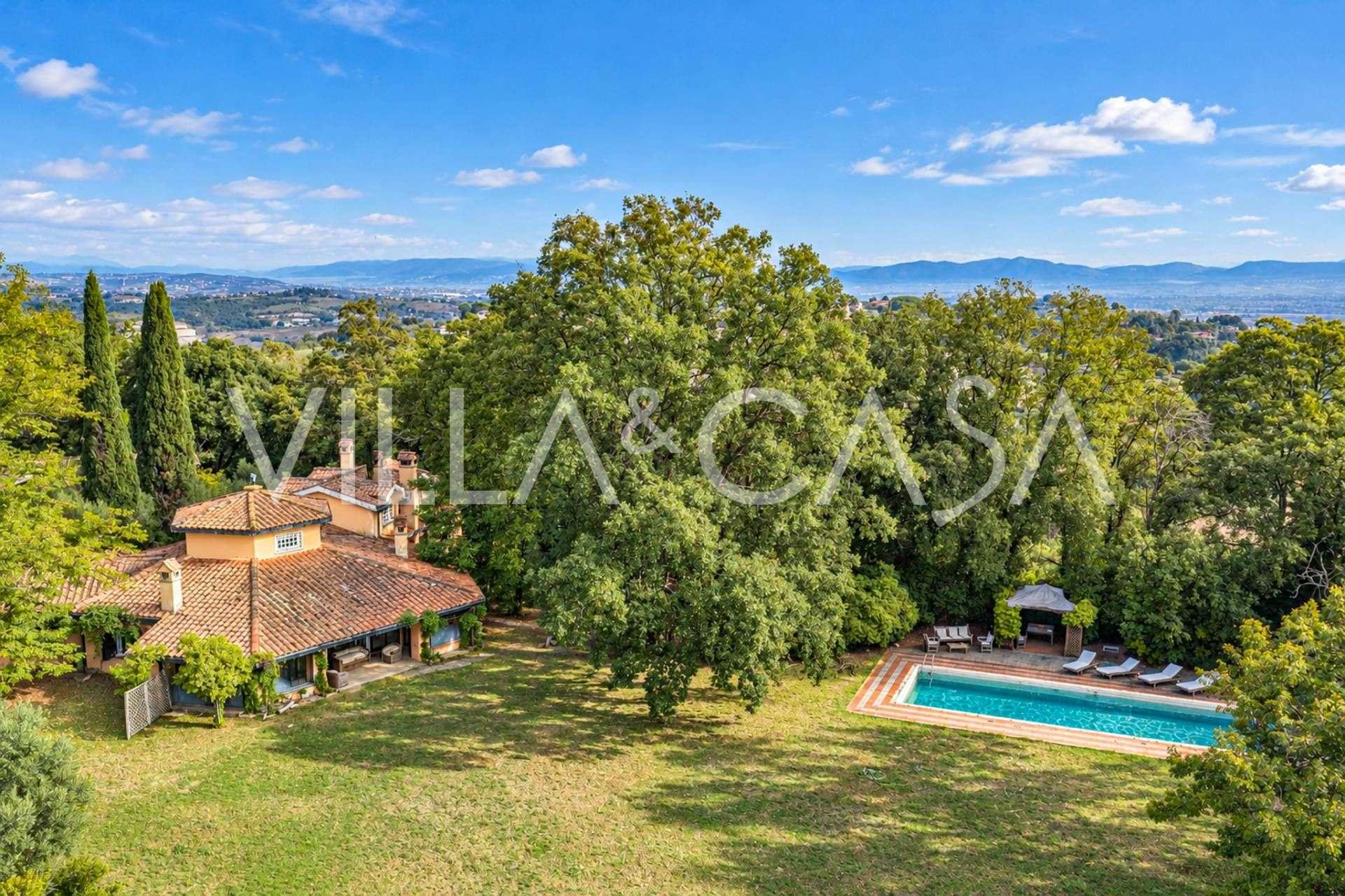 Villa med pool och panoramautsikt i Rom till salu