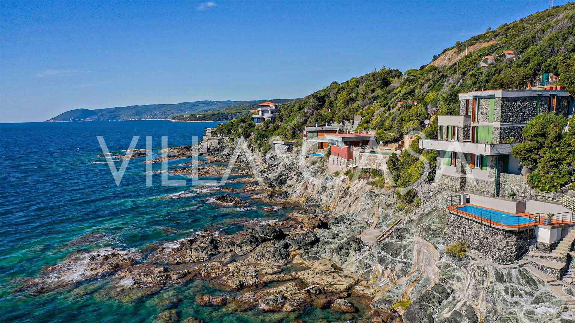 Prestigefylld villa med pool vid kusten i Castiglioncello till salu