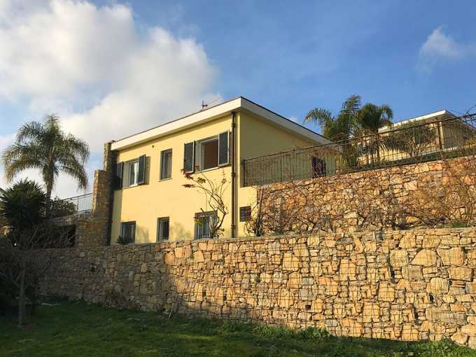 Villa med havsutsikt och utsikt över Monaco i en mysig del av Bordighera.