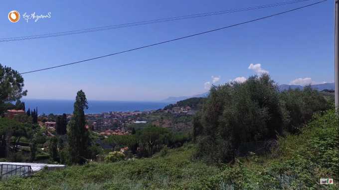 En tomt på 1 hektar vid havet i Bordighera.