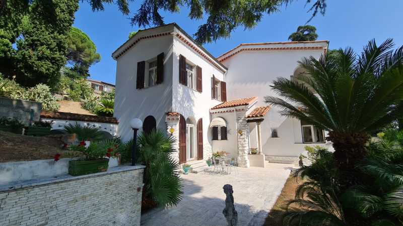 Villa med vacker park i Sanremo