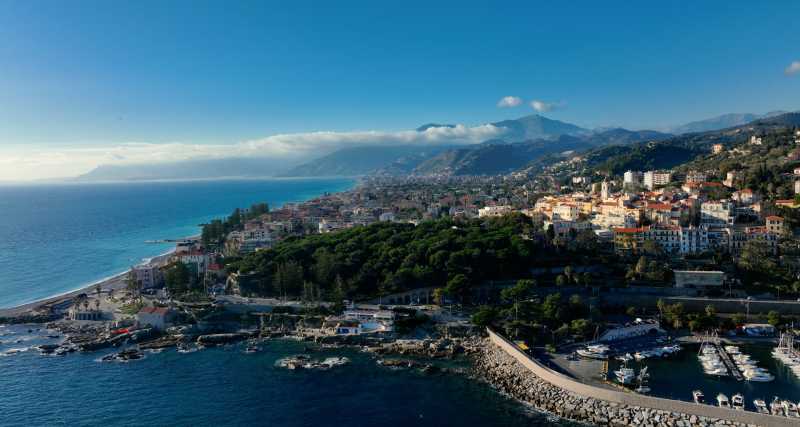 Tvåvåningshus med trädgård i Bordighera.