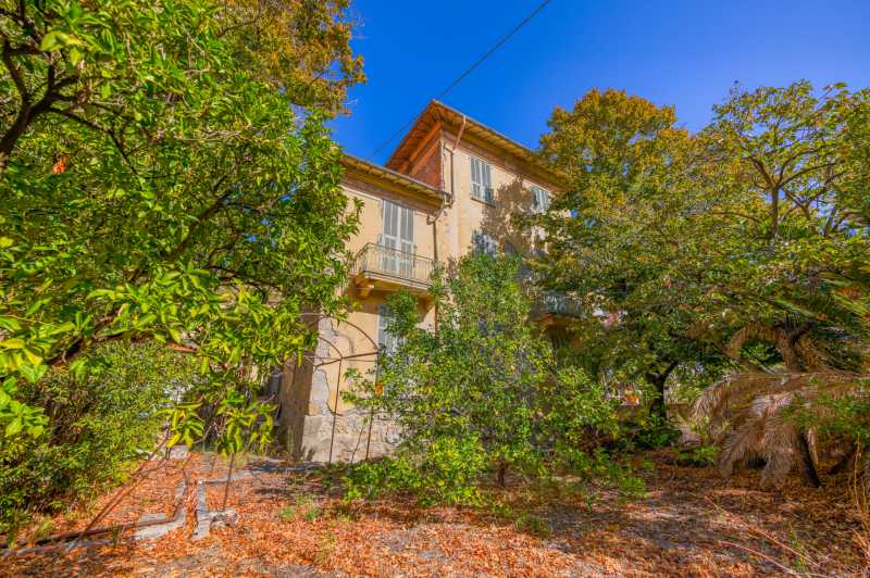 Villa på 450 m2 i Ventimiglia som behöver renoveras.