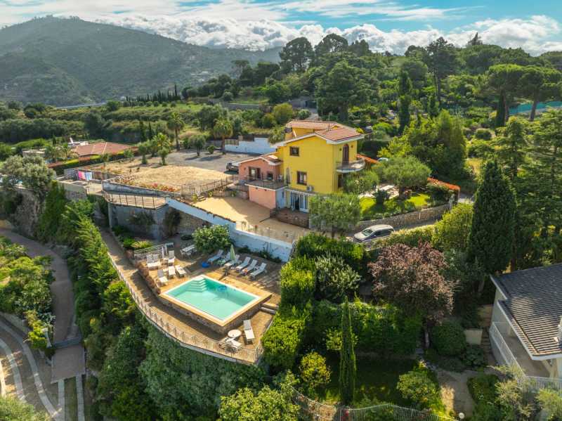 Hus i Bordighera med panoramautsikt över Monaco.