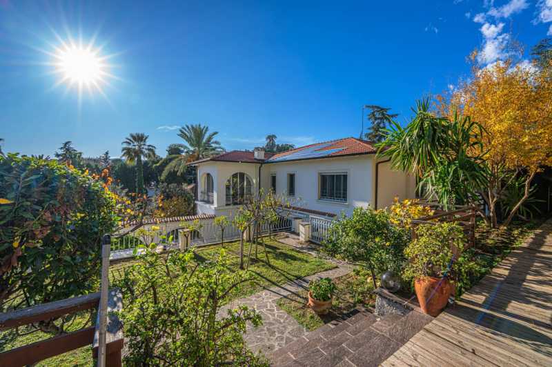 Elegant villa vid havet i Sanremo