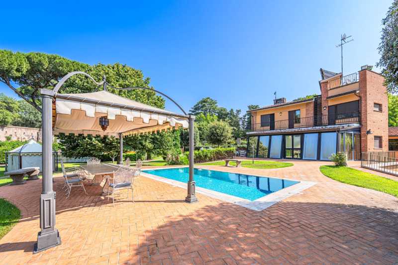 Villa med pool i ett elegant område i Rom