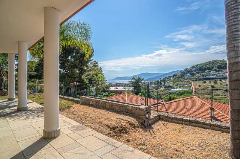 Modern villa med havsutsikt i Bordighera