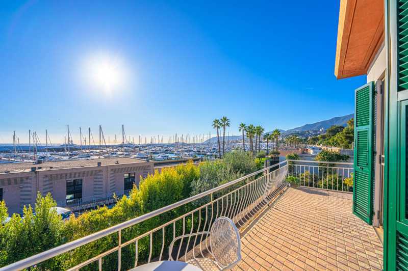 En elegant villa vid havet i Sanremo är till salu.