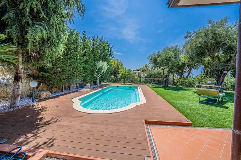 Uthyrning av en villa med havsutsikt i Bordighera