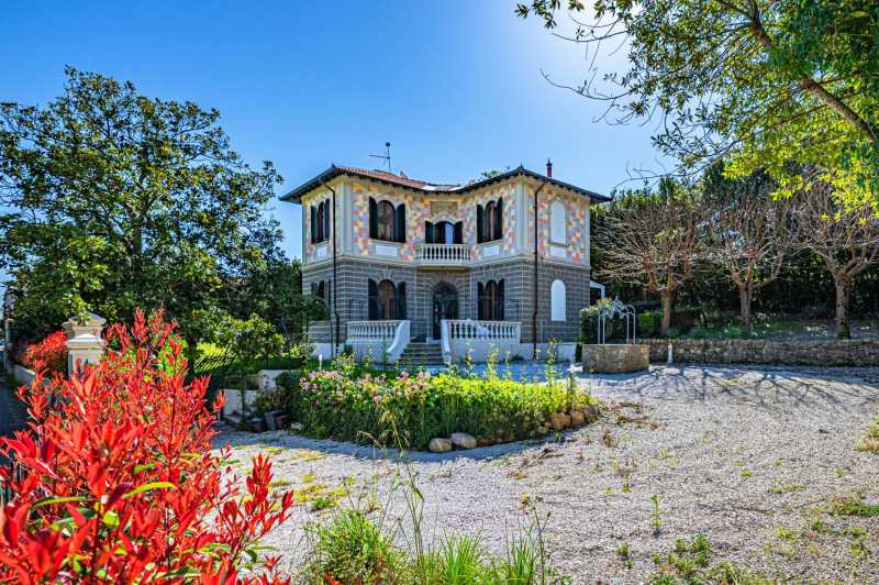Villa med pool i liberty-stil nära Livorno
