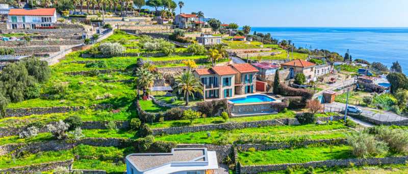 Till salu: hus vid havet i Bordighera.