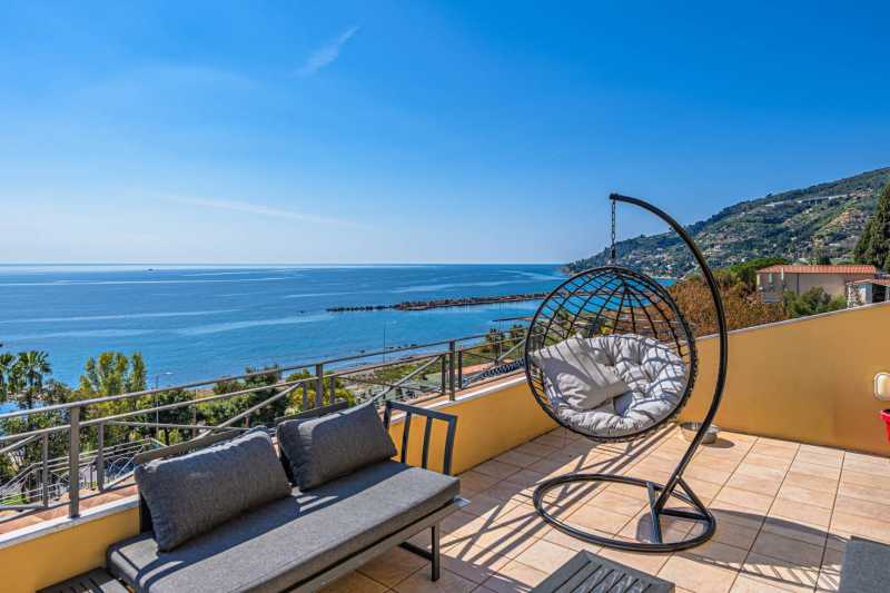 Fantastisk villa vid havet i Ospedaletti till salu