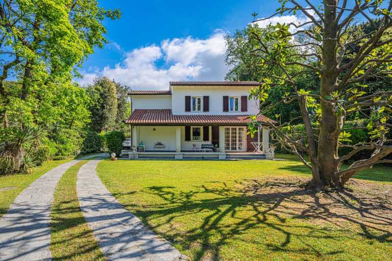Villa vid havet i Massa till salu