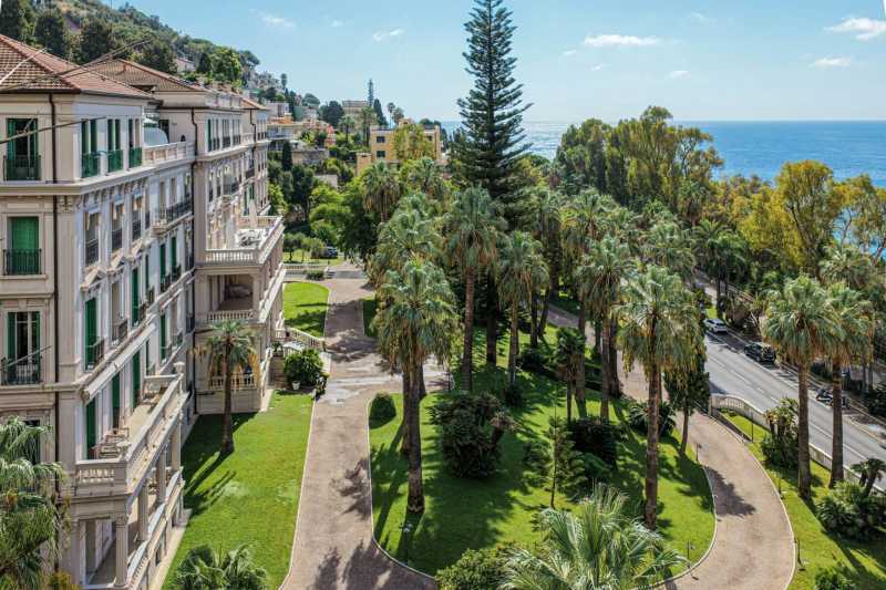 Penthouse vid havet i Ospedaletti till salu