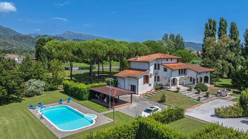 Villa med pool i Pietrasanta till salu