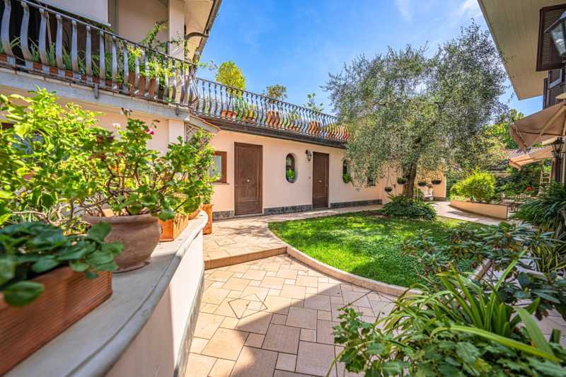 Prestigefylld villa i Montecatini Terme till salu