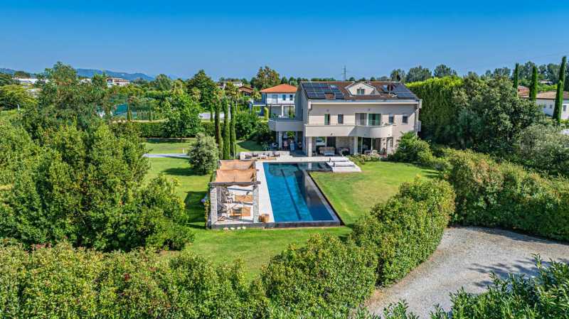 Villa med pool i Forte dei Marmi till salu