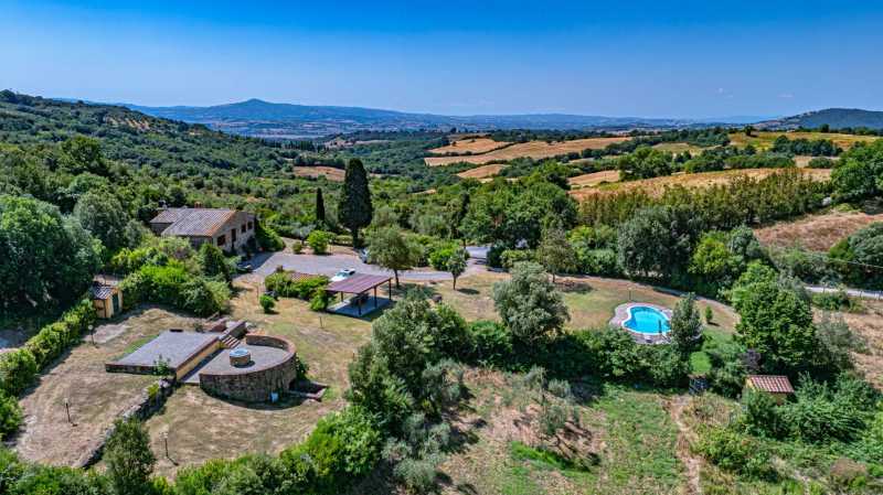 Villa med pool och sjö i Toscana till salu