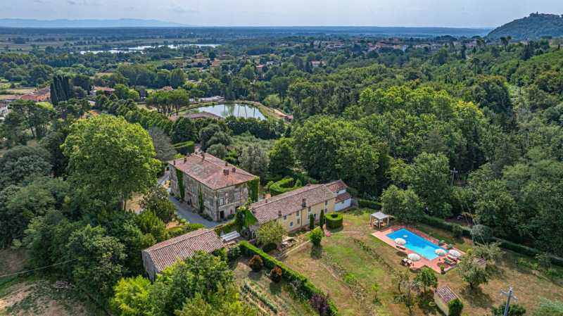Villa med vingårdar i Lucca till salu
