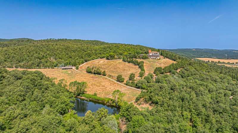 Slott med hästanläggning och gods till salu i Toscana