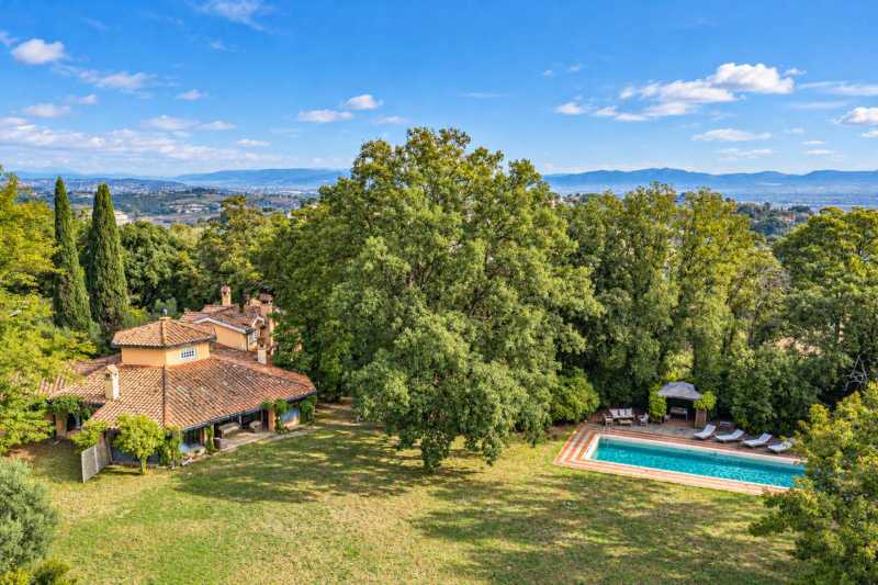 Villa med pool och panoramautsikt i Rom till salu