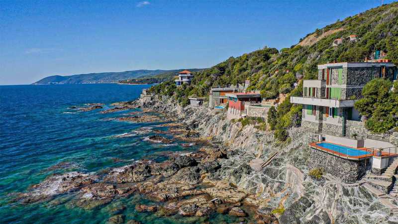 Prestigefylld villa med pool vid kusten i Castiglioncello till salu