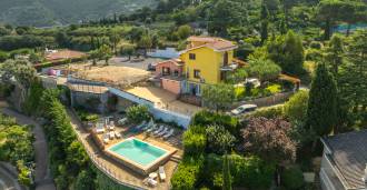 Hus i Bordighera med panoramautsikt över Monaco.