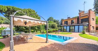Villa med pool i ett elegant område i Rom