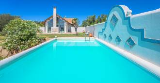 Villa med pool i modern stil vid gränsen mellan Lazio och Toscana.