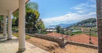 Modern villa med havsutsikt i Bordighera