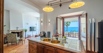 Exklusiv historisk villa vid havet i Santa Marinella, Rom.