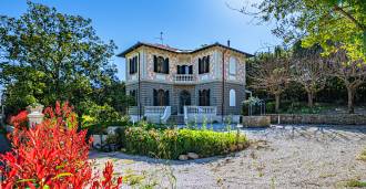 Villa med pool i liberty-stil nära Livorno