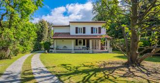 Villa vid havet i Massa till salu