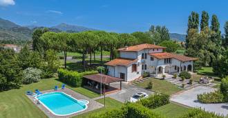 Villa med pool i Pietrasanta till salu