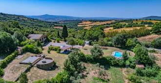 Villa med pool och sjö i Toscana till salu