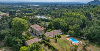 Villa med vingårdar i Lucca till salu