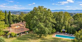 Villa med pool och panoramautsikt i Rom till salu